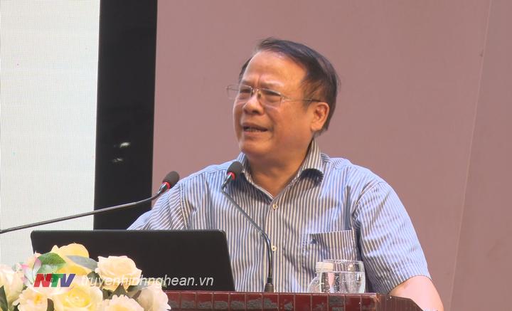 Giáo sư, Tiến sĩ Trần Văn Phòng – nguyên Viện trưởng Viện Triết học, Học viện Chính trị Quốc gia Hồ Chí Minh lên báo cáo chuyên đề tại hội nghị. 