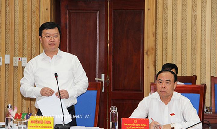 (Chủ tịch UBND tỉnh Nguyễn Đức Trung trao đổi một số vấn đề đại biểu quan tâm)