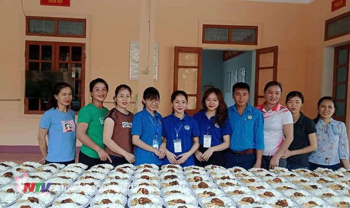 Thanh niên xã Nghĩa An tham gia nấu ăn phục vụ công dân cách ly.