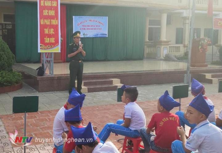 Cán bộ đồn Biên phòng Quỳnh Thuận tuyên truyền