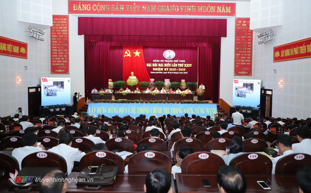 Toàn cảnh phiên khai mạc chính thức Đại hội đại biểu Đảng bộ thành phố Vinh sáng 16/7.