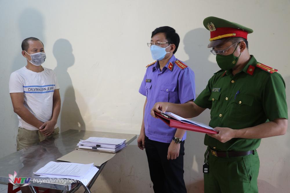 Cơ quan tiến hành tố tụng tống đạt các quyết định khởi tố cho bị can Trần Văn Bảy