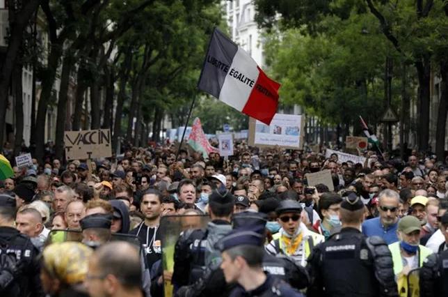 gày 18/7, dân Pháp biểu tình phản đối kế hoạch ứng phó COVID-19 của Tổng thống Macron. Ảnh: Getty Images