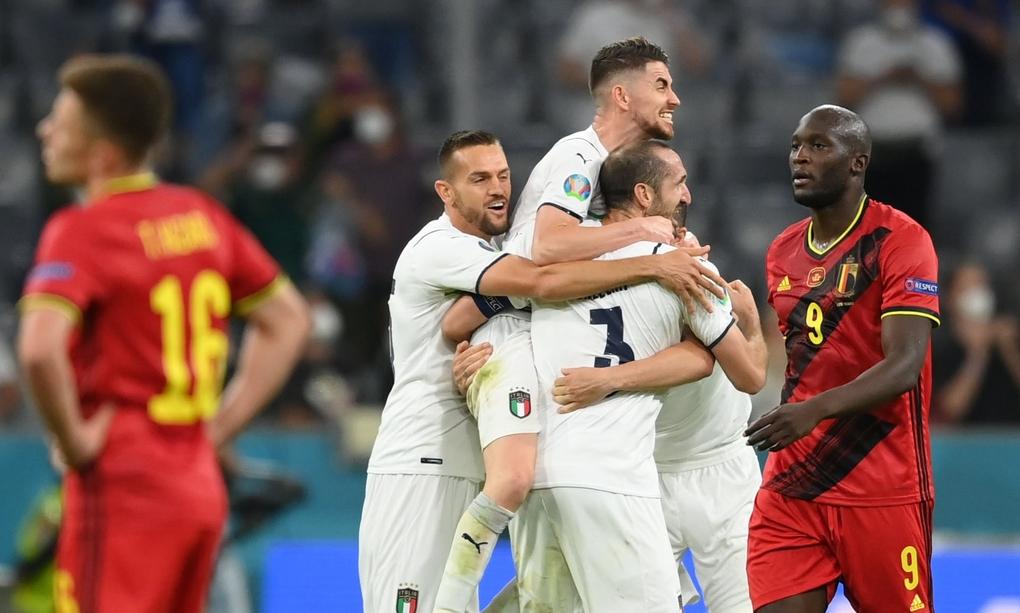 Chiellini và các đồng đội Italy ôm nhau mừng chiến thắng trước vẻ thất vọng của Lukaku và Thorgan Hazard sau trận tứ kết Euro 2021 trên sân Allianz, Munich, Đức hôm 2/7. Ảnh: Reuters