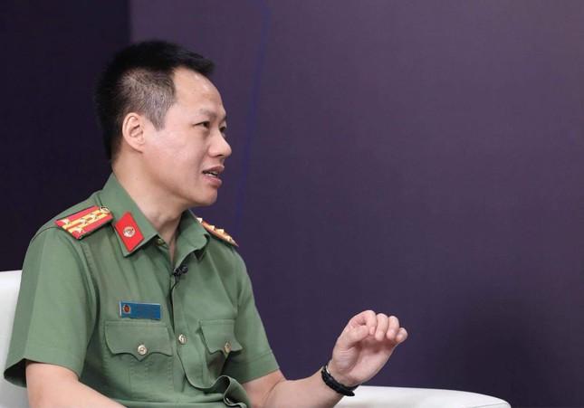 Đại tá Đỗ Khắc Hưởng - Phó Cục trưởng Cục Pháp chế và Cải cách hành chính tư pháp, Bộ Công an giải đáp thắc mắc của công dân.