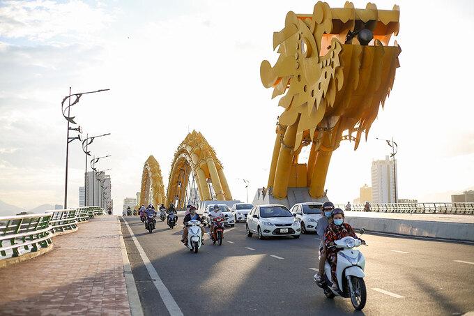 Người dân di chuyển qua cầu Rồng trong giờ cao điểm, chiều 29/7. Ảnh: Nguyễn Đông.