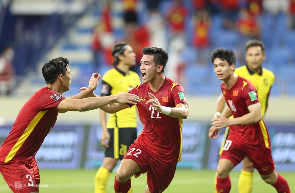 Các cầu thủ Việt Nam ăn mừng trong trận Malaysia 2-1 tại vòng loại thứ hai World Cup 2022 - khu vực châu Á. 