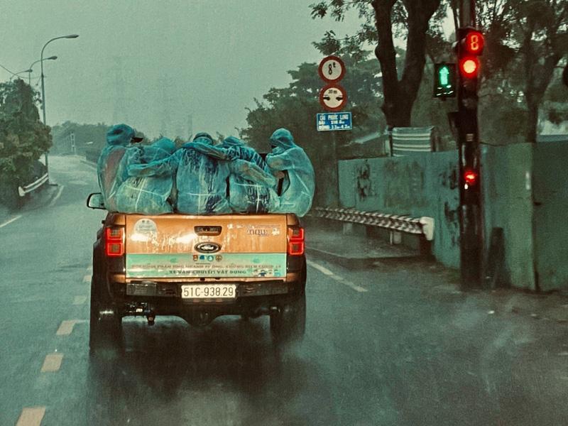 Hình ảnh này chụp lại khoảnh khắc của Đội xe khử khuẩn di động thuộc Trung tâm Phát triển khoa học và công nghệ trẻ, Thành Đoàn TP. Hồ Chí Minh trên đường di chuyển qua một địa điểm làm việc khác thì trời đổ mưa.