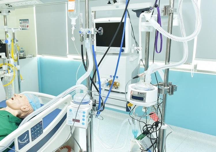 Máy cung cấp lượng khí oxy y tế cao tới 60 lít/ phút, hỗ trợ điều trị bệnh nhân mắc Covid-19 giai đoạn 3. Ảnh: HUST.