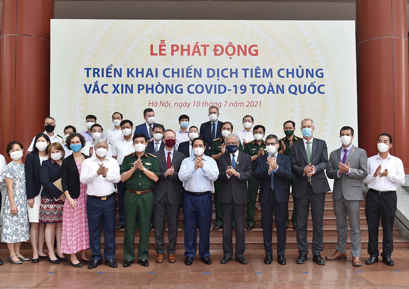 Thủ tướng chụp ảnh lưu niệm với đại diện các đại sứ quán, tổ chức quốc tế đồng hành với Chính phủ Việt Nam trong công tác chống dịch.