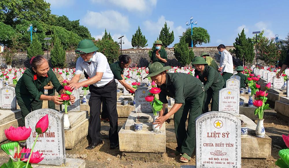 Gần 500 cựu chiến binh Anh Sơn chăm sóc Nghĩa trang liệt sĩ hữu nghị quốc tế Việt - Lào