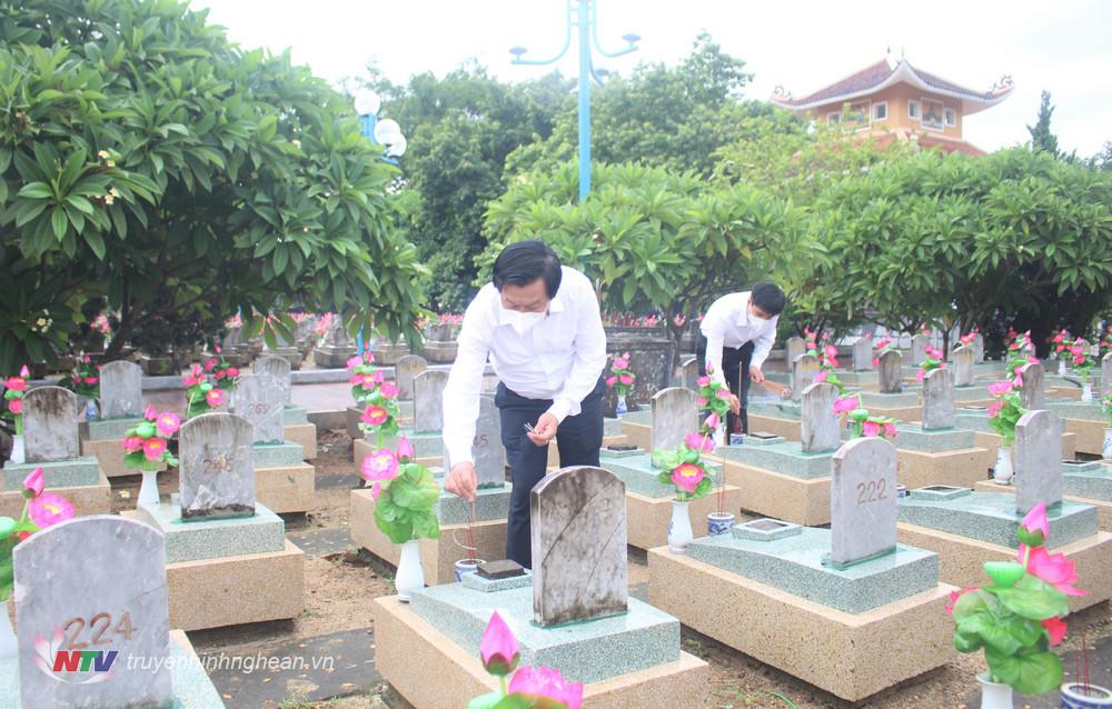 Trưởng Ban Tổ chức Tỉnh uỷ cùng lãnh đạo huyện Anh Sơn thắp hương lên các phần mộ liệt sỹ.