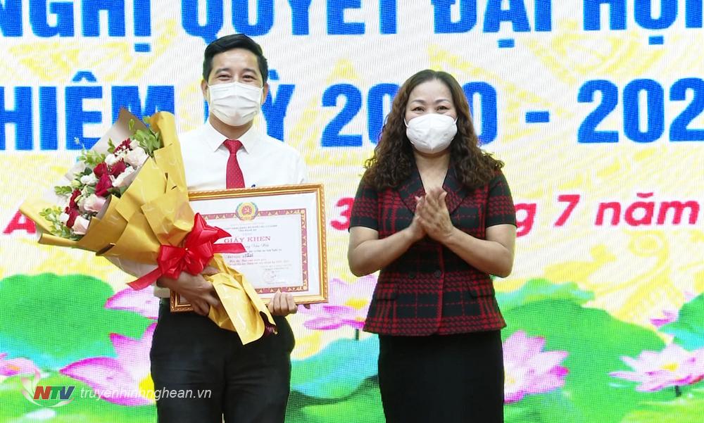 Trưởng Ban Tuyên giáo Tỉnh uỷ Nguyễn Thị Thu Hường trao giải Nhất cho