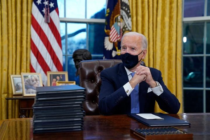 Biden sa thải quan chức thời Trump