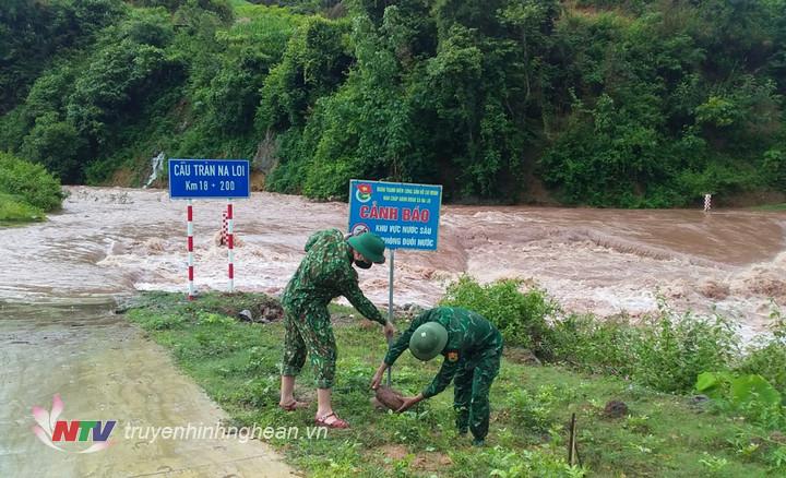 Cắm biển cảnh báo nguy hiểm ngập lụt do mưa lũ ở Kỳ Sơn