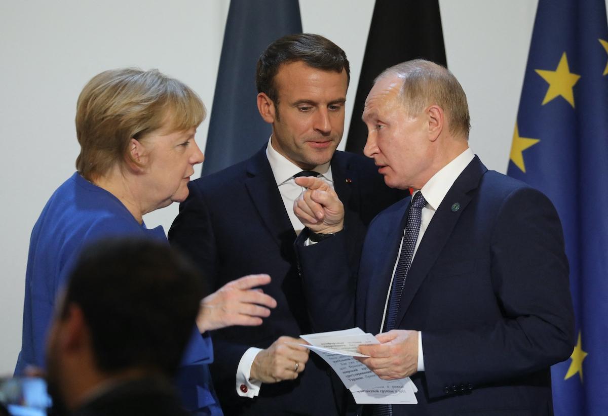 Thủ tướng Angela Merkel, Tổng thống Pháp Emmanuel Macron và Tổng thống Nga Vladimir Putin. Ảnh: AP