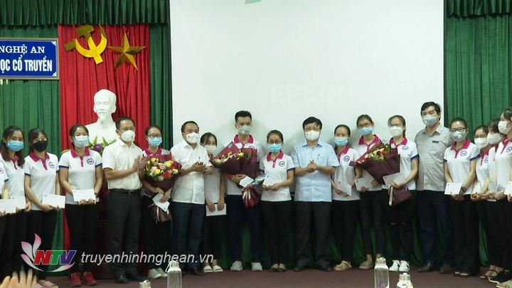 Lãnh đạo tỉnh và Sở Y tế tặng hoa động viên cán bộ, y bác sỹ lên đường chi viện cho TPHCM.