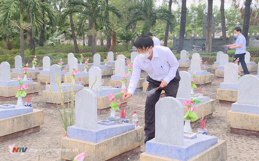 Phó Chủ tịch UBND tỉnh Bùi Đình Long dâng hương tại các phần mộ liệt sỹ