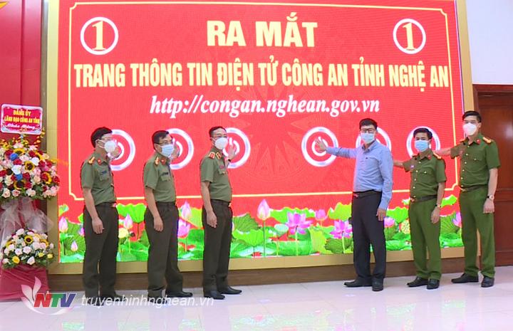 Lãnh đạo Công an tỉnh chạm biểu tượng chính thức vận hành trang thông tin điện tử Công an Nghệ An.