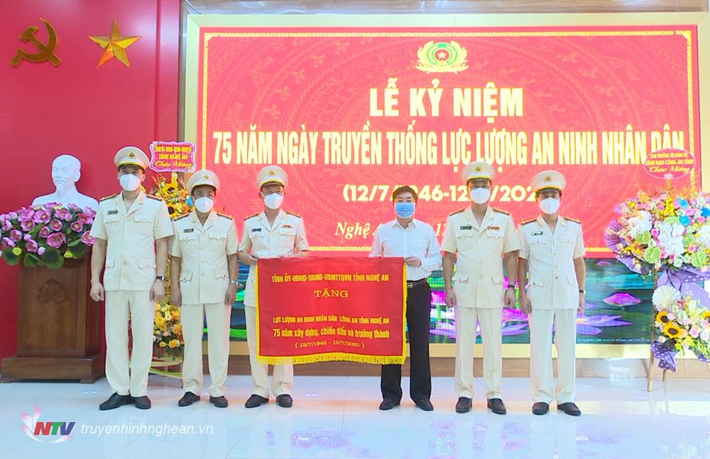 Phó Bí thư Thường trực Tỉnh uỷ Nguyễn Văn Thông trao tặng bức trướng nhân kỷ niệm 75 năm Ngày truyền thống lực lượng An ninh Nhân dân.