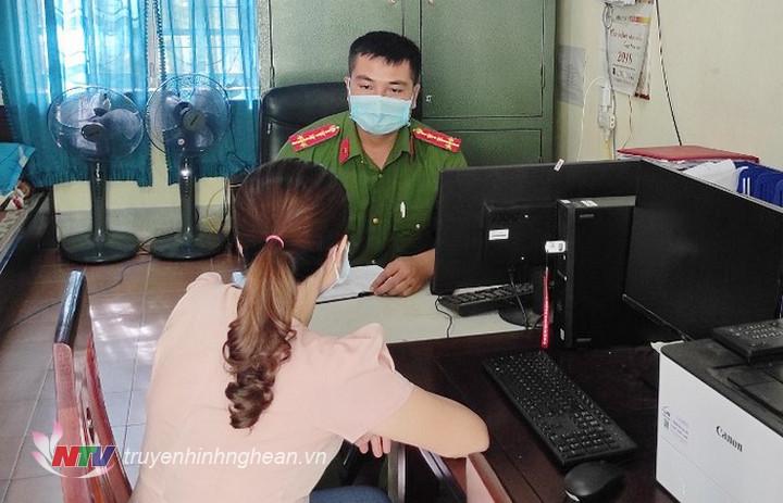 Đại úy Nguyễn Anh Tuấn, Trưởng Công an xã Đồng Văn, huyện Quế Phong trao đổi công việc với người dân