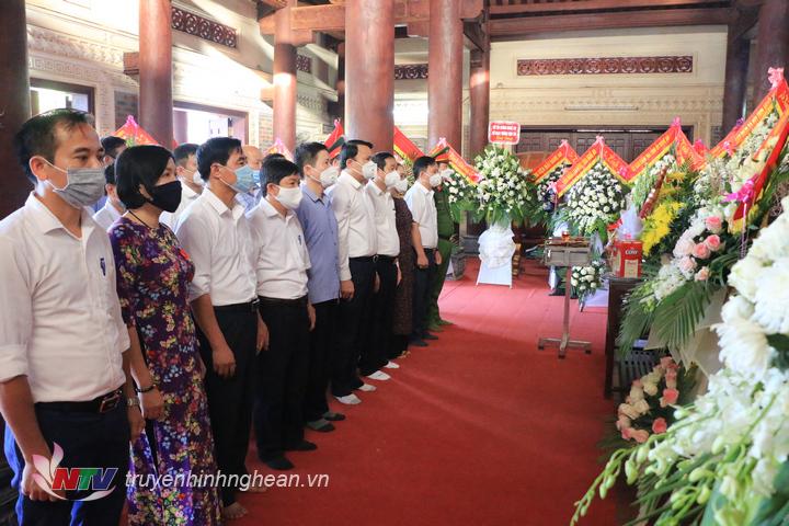 Các đại biểu dâng hoa, dâng hương tưởng niệm các anh hùng liệt sỹ.