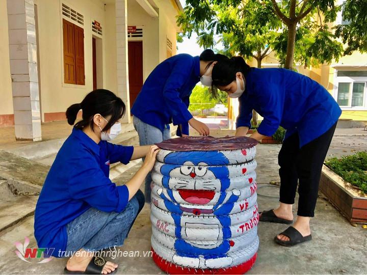 Đoàn viên thanh niên xã Quang Sơn- Đô Lương sử dụng lốp xe để chế tạo thành thùng đựng rá 