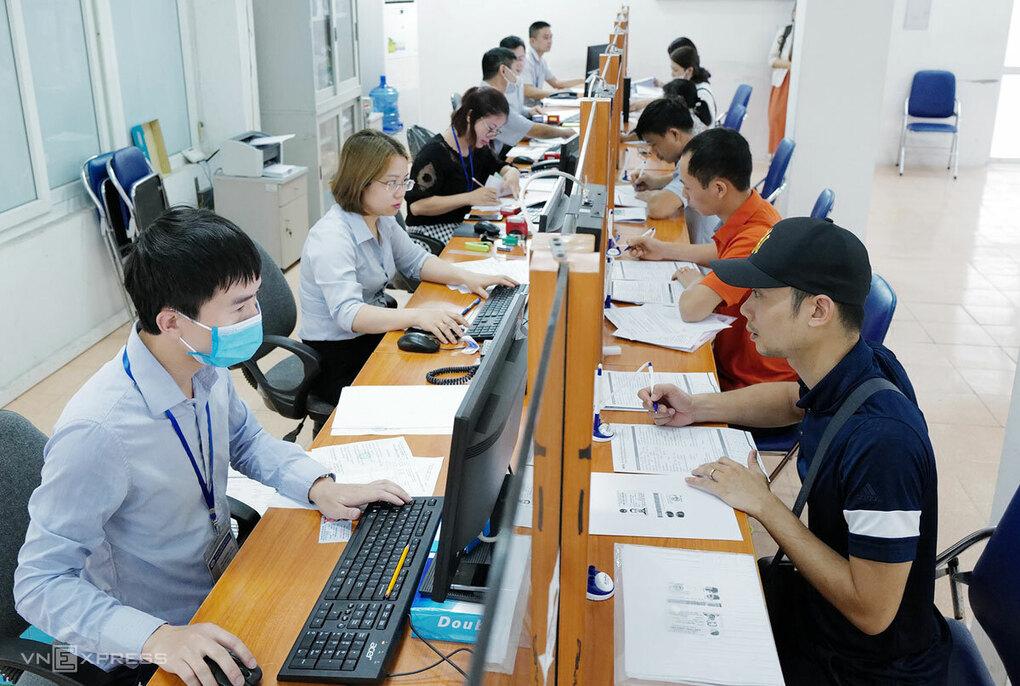 Người lao động làm thủ tục liên quan chính sách bảo hiểm thất nghiệp tại Hà Nội, tháng 6/2020. 