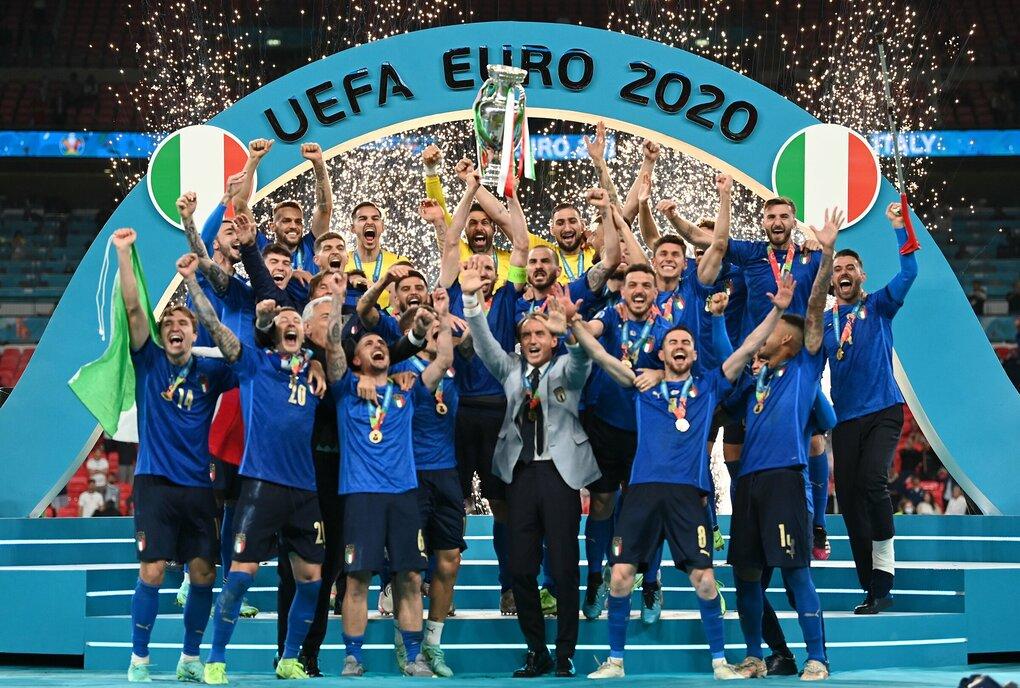 HLV Mancini cùng các tuyển thủ Italy nâng cao chiếc cúp Henry Delaunay dành cho nhà vô địch Euro. Ảnh: UEFA