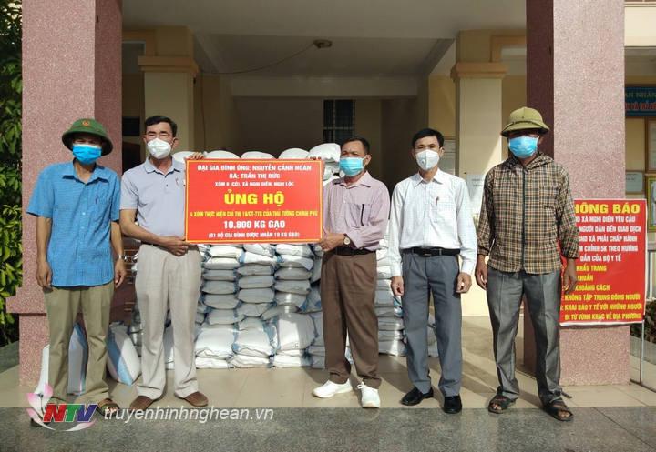 Một gia đình ở Nghi Lộc ủng hộ hơn 10 tấn gạo và 230 triệu đồng hỗ trợ phòng, chống dịch bệnh COVID-19