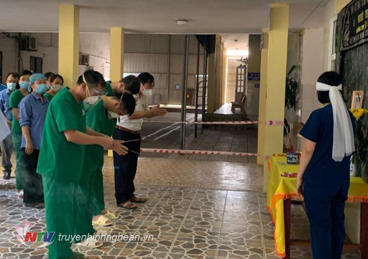  Lãnh đạo bệnh viện dã chiến thắp hương tại bàn thờ tạm và chia buồn cùng gia đình chị Linh