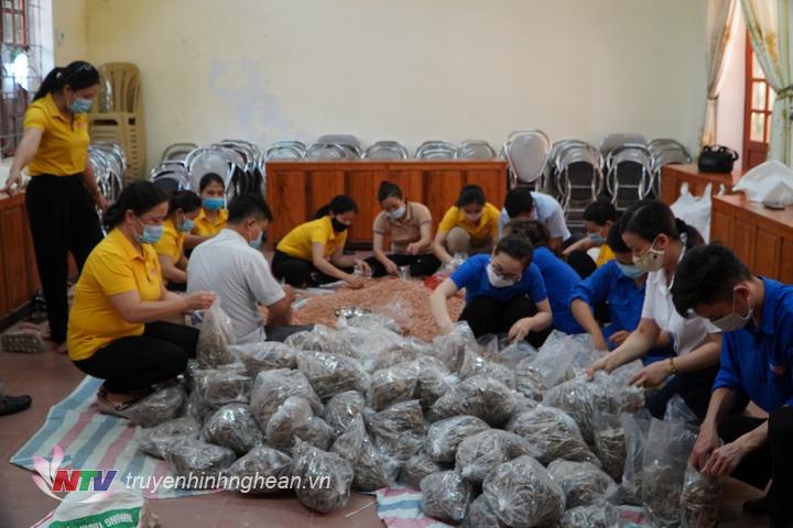 các  tổ chức đoàn thể tham gia chia, đóng gói các mặt hàng cá khô, lạc gửi cho Thành Phố Hồ chí Minh. 
