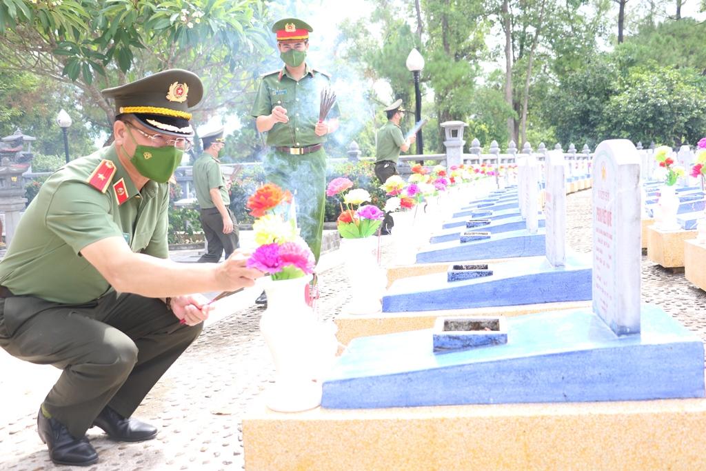 Đoàn công tác Công an tỉnh Nghệ An dâng hoa tại Nghĩa trang liệt sỹ Quốc gia Trường Sơn