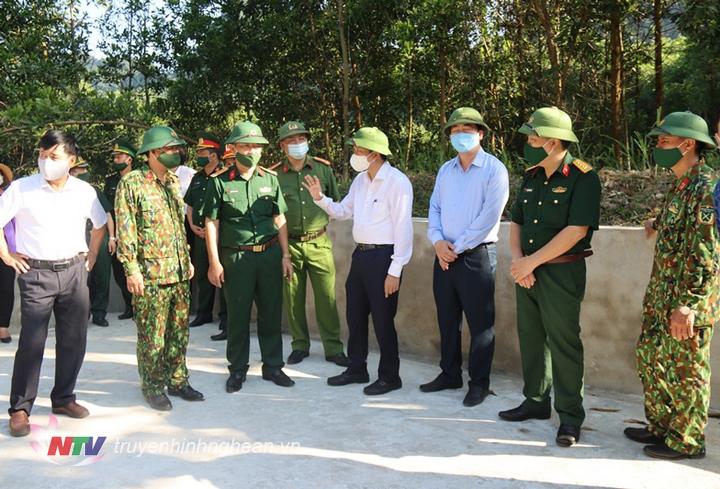 hó Chủ tịch Thường trực UBND tỉnh, Phó Ban chỉ đạo diễn tập khu vực phòng thủ tỉnh cùng đoàn công tác kiểm tra công tác xây dựng sỡ chỉ huy diễn tập khu vực phòng thủ huyện Anh Sơn.