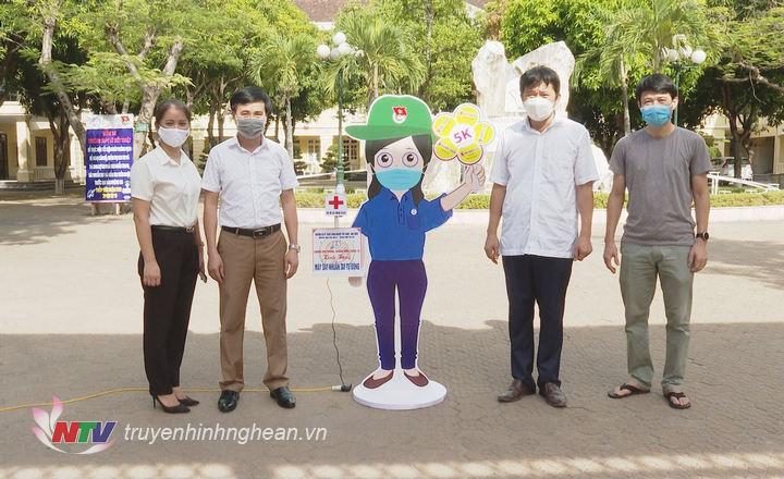 Đại diện trường Cao đẳng Kỹ thuật Công nghiệp Việt Nam - Hàn Quốc trao tặng máy sát khuẩn tại điểm Trường THPT Hà Huy Tập, TP Vinh.