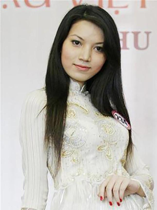 Được biết đến là người vợ thầm lặng đứng sau hậu trường của MC Anh Tuấn sau 8 năm kết hôn nhưng Lý Hồng Nhung đã có một thời tuổi trẻ rực rỡ khi từng ghi danh tại cuộc thi Hoa hậu Việt Nam 2008.