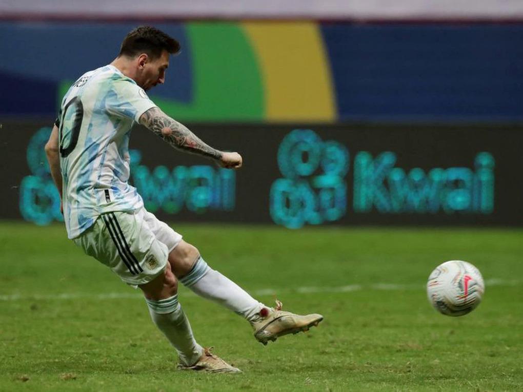 Messi sút phạt đền vào ở cú đá đầu tiên của Argentina. Ảnh: CA2021