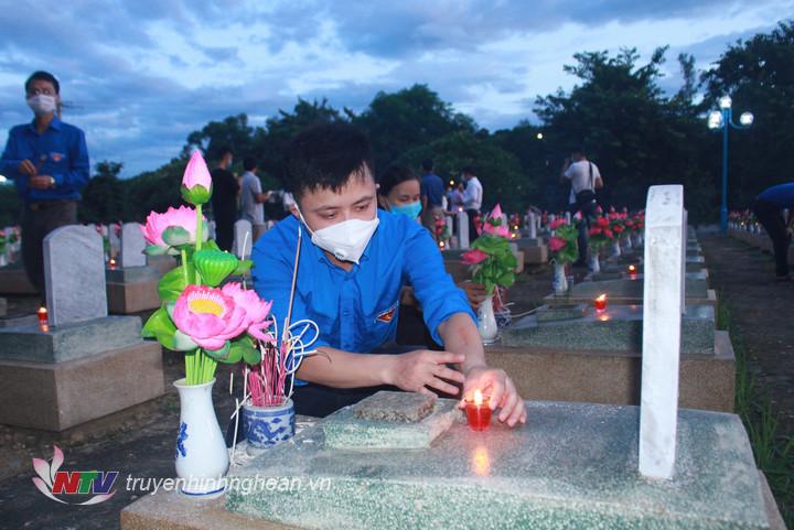 Tuổi trẻ huyện Anh Sơn thắp nến tri ân tại các phần mộ liệt sỹ.
