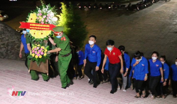 BTV Huyện đoàn Thanh Chương dâng hoa, dâng hương tại Nghĩa trang liệt sỹ huyện.