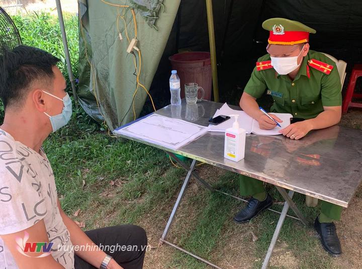 Thực hiện khai báo y tế cho người dân vào địa bàn tỉnh Nghệ An.