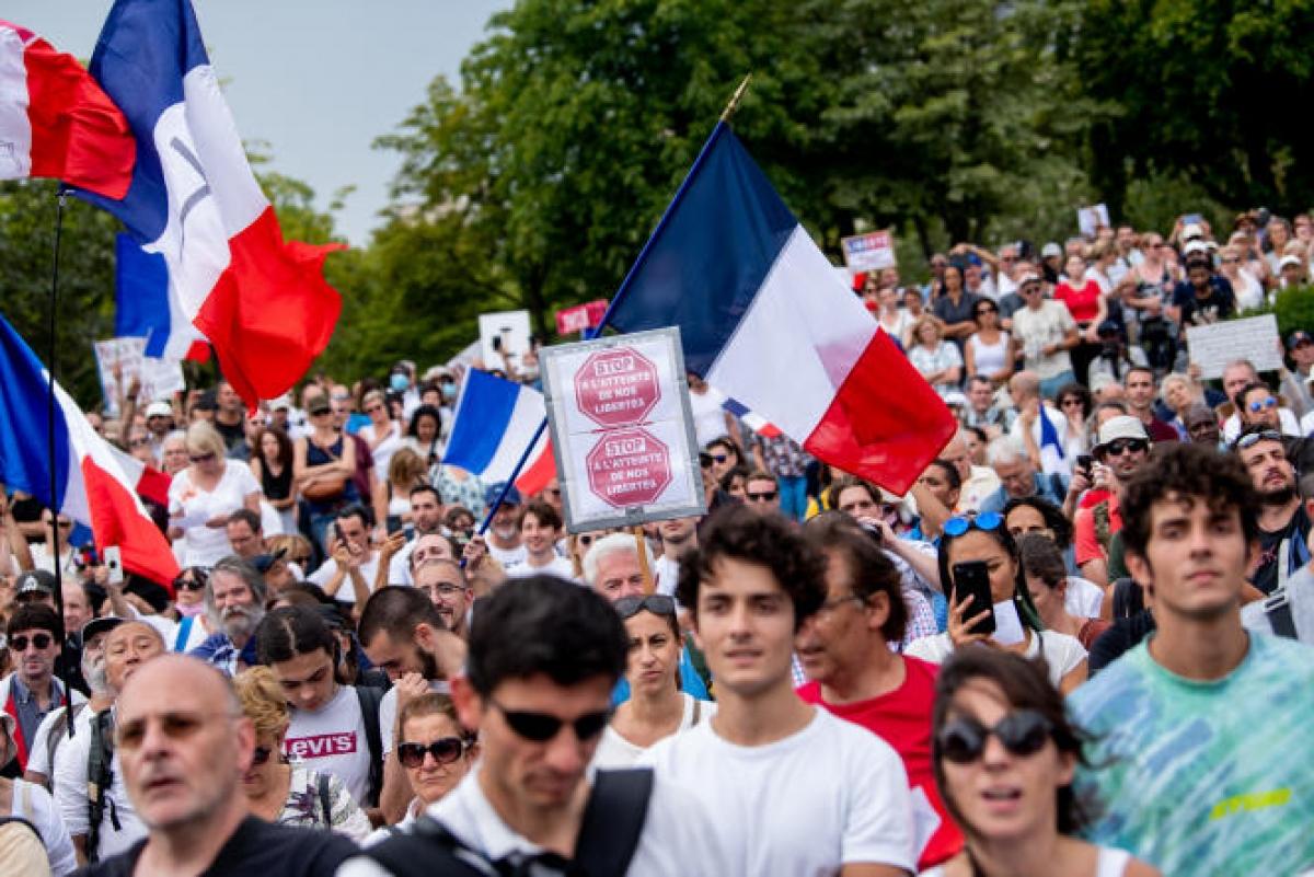 Hàng trăm nghìn người Pháp biểu tình chống các quy định y tế mới