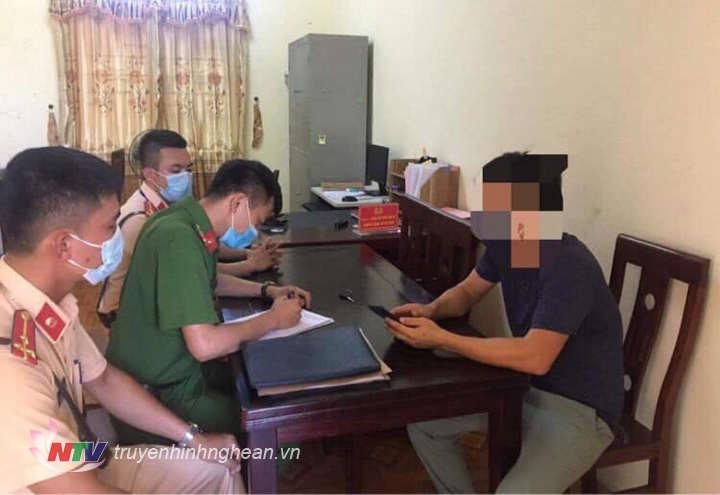 Công an huyện Quỳnh Lưu lập biên bản xử phạt các trường hợp vi phạm quy định về phòng chống dịch