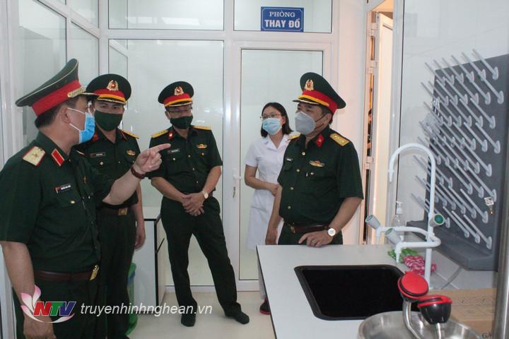 Đoàn công tác Bộ Tư lệnh Quân khu 4 làm việc tại Bệnh viện Quân y 4 kiểm tra công tác chuẩn bị thành lập Bệnh viện dã chiến truyền nhiễm số 2. 