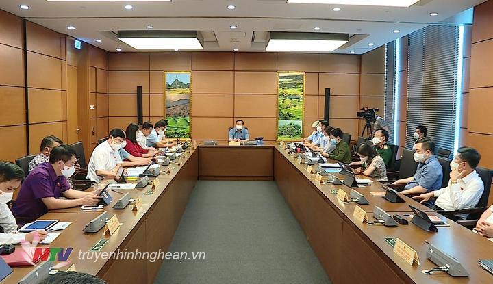 Toàn cảnh buổi thảo luận tổ chiều 22/7 có sự tham gia của Đoàn ĐBQH tỉnh Nghệ An.