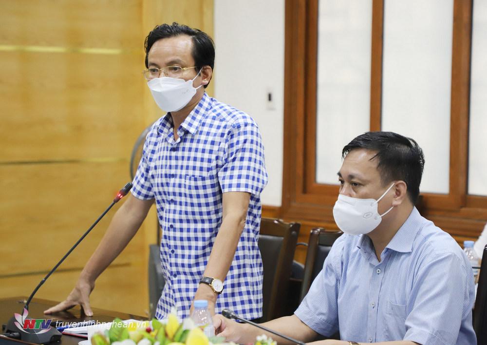 Bí thư Huyện ủy Quỳnh Lưu Hoàng Danh Lai phát biểu tại cuộc họp.