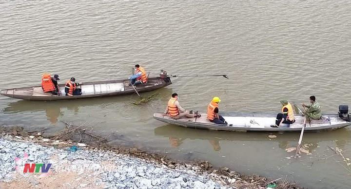 Lực lượng chức năng tìm kiểm trên sông Lam.