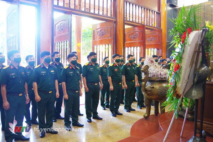 Lãnh đạo chỉ huy Sư đoàn dâng hương, báo công tại nhà tưởng niệm Sư đoàn