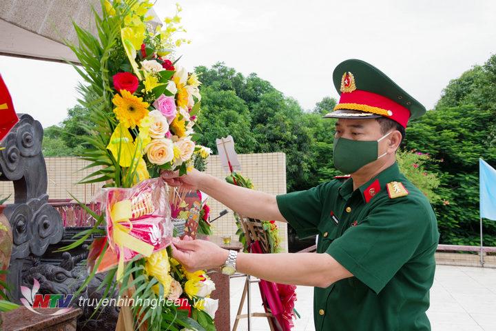 Đại tá Nguyễn Trọng Dương, Bí thư Đảng ủy, Chính ủy Lữ đoàn Dâng hoa, thắp hương tưởng nhớ các Anh hùng, Liệt sĩ.