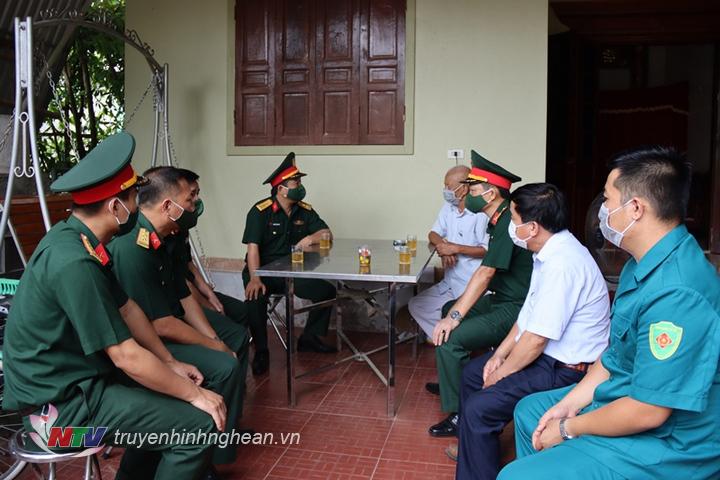 Đoàn công tác thăm hỏi động viên gia đình liệt sĩ Lê Tất Thắng hy sinh khi làm nhiệm vụ cứu nạn ở Thủy điện Rào Trăng 3 (Thừa Thiên Huế)