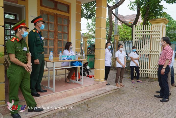 Lãnh đạo huyện kiểm trao đổi với các lực lượng đang làm nhiệm vụ về các trường hợp F2 tại Hội đồng thi Nguyễn Trường Tộ